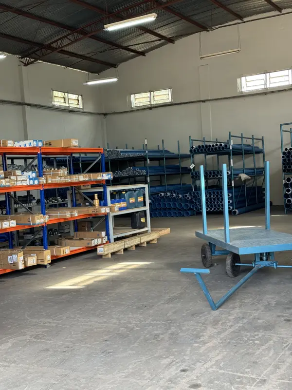 Depósito da Perfurato com tubos, conexões e materiais para poço